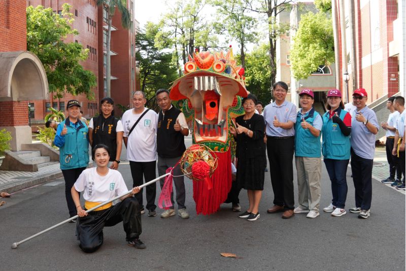 南大校長陳惠萍與府城隍廟主委郭榮哲在校園共同完成結彩儀式,為巨龍祈福納祥- 南大校長陳惠萍與府城隍廟主委郭榮哲在校園共同完成結彩儀式,為巨龍祈福納祥-