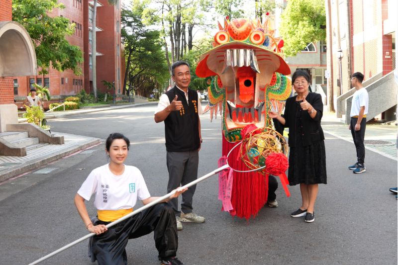 南大校長陳惠萍(右)與府城隍廟主委郭榮哲(左)在校園共同完成結彩儀式 南大校長陳惠萍(右)與府城隍廟主委郭榮哲(左)在校園共同完成結彩儀式