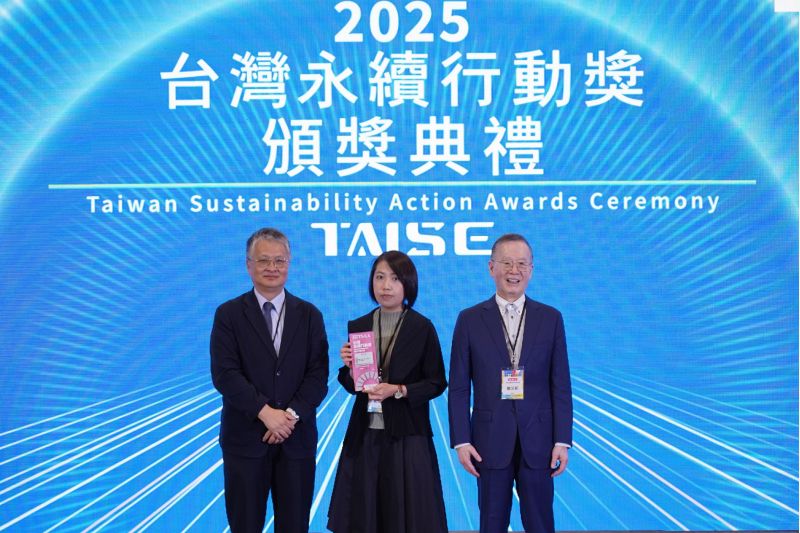 元智大學黃琬雯老師（中）代表學校出席「2025台灣永續行動獎」頒獎典禮。