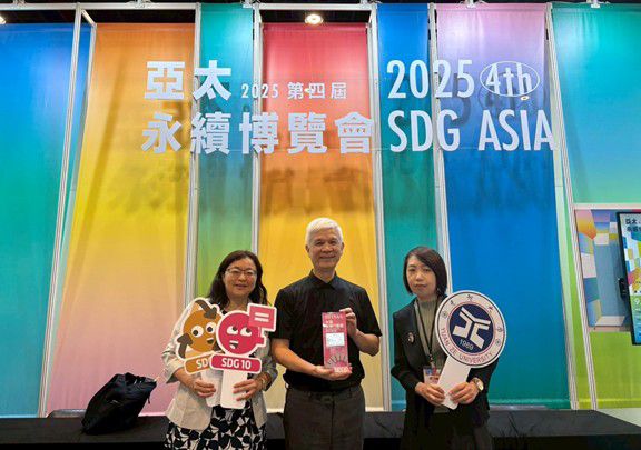 2025台灣永續行動獎，元智獲二銀一銅肯定。圖為永續中心王瑄主任(右)、管理學院陳懷傑老師(中)及藝設系黃琬雯老師合影。  圖片來源：元智大學