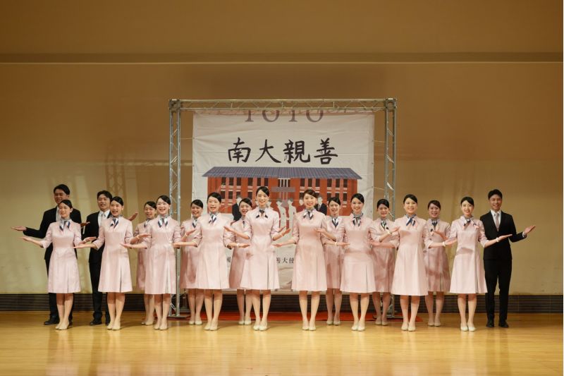 臺南大學親善大使團穿著全新粉紅制服,齊聚展現團隊精神 圖片來源:記者林清雲攝 臺南大學親善大使團穿著全新粉紅制服,齊聚展現團隊精神 圖片來源:記者林清雲攝