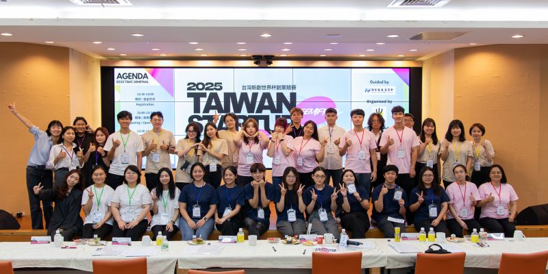 2025TSWC共招募超過 40 位青年志工投入國際賽事支援,從活動執行、接待翻譯、現場引導到與國際嘉賓交流,展現台灣雙語人才的熱情與實力。 2025TSWC共招募超過 40 位青年志工投入國際賽事支援,從活動執行、接待翻譯、現場引導到與國際嘉賓交流,展現台灣雙語人才的熱情與實力。