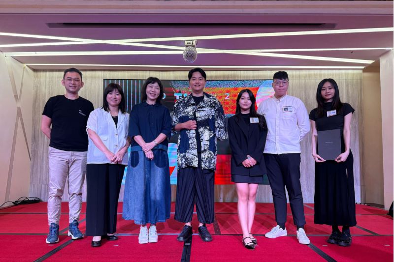 南大視覺藝術與設計學系獲獎師生與臺南市文化局長(左三)合影,展現藝術教育成果. 南大視覺藝術與設計學系獲獎師生與臺南市文化局長(左三)合影,展現藝術教育成果.