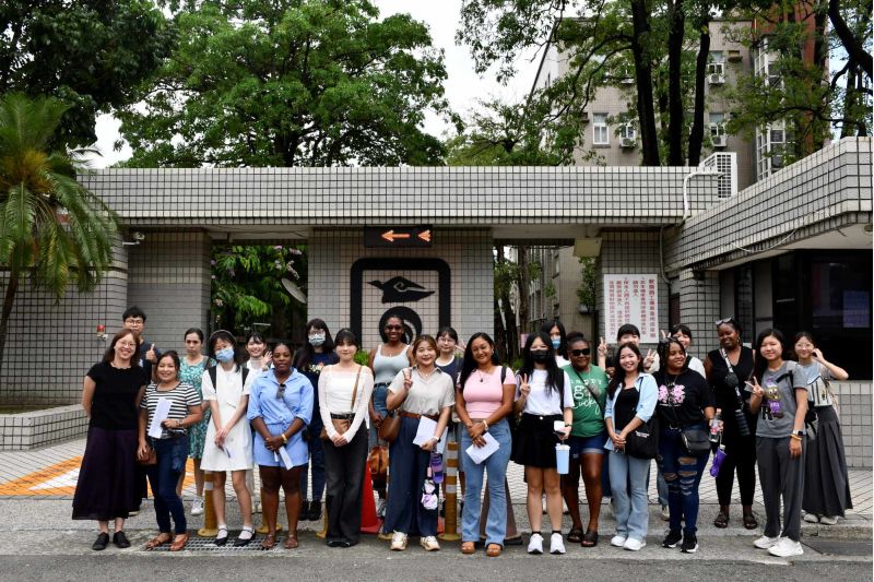 南大英語導覽團於校門口整裝出發,展現自主學習社群的活力 南大英語導覽團於校門口整裝出發,展現自主學習社群的活力