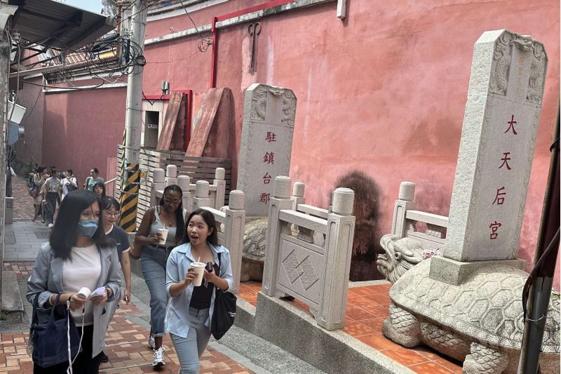 南大學生以流利英語在大天后宮進行文化導覽,帶領國際生認識府城歷史. 南大學生以流利英語在大天后宮進行文化導覽,帶領國際生認識府城歷史.