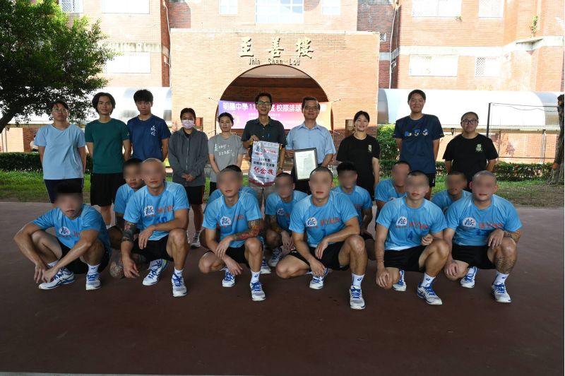 圖1.明陽中學排球隊與高師大生科系系隊合影