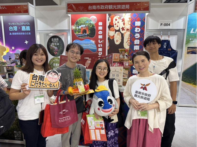 參觀民眾在台南展攤前與本次介紹台南五大魅力人氣網紅Noco合影.