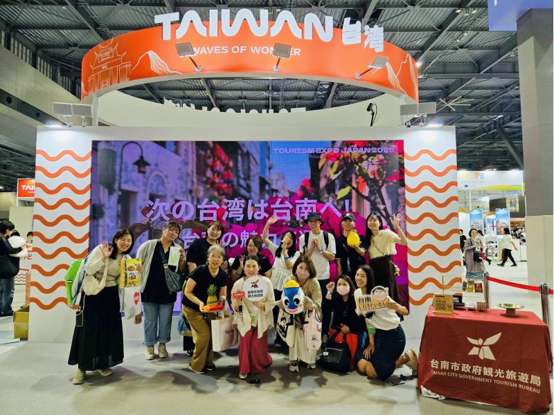 人氣網紅_Noco_推廣臺南觀光與現場聽眾於日本旅展舞台活動後合影留念.