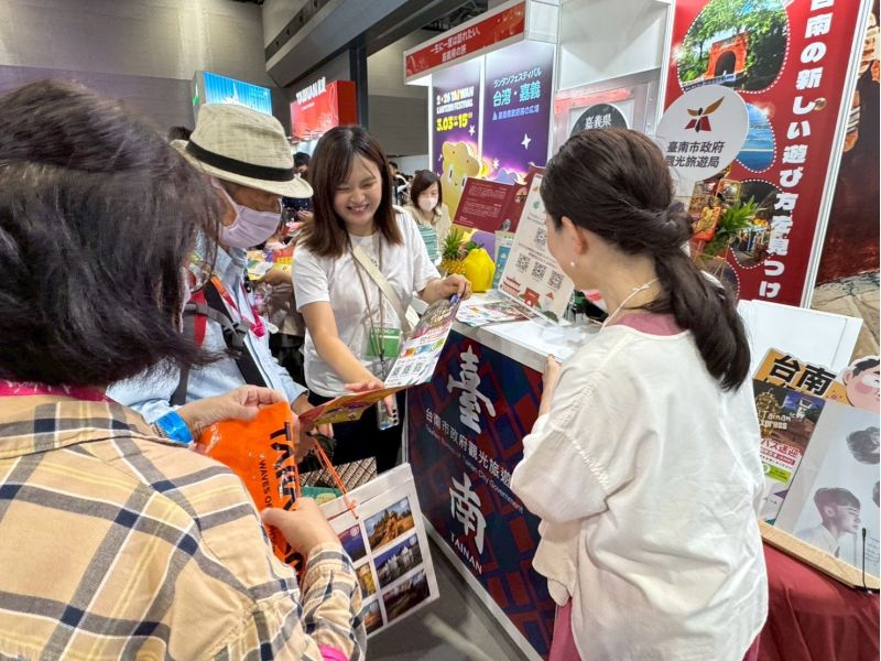 南市觀旅局參加2025日本旅展及推廣推廣活動，現場發送旅遊資訊並與民眾互動