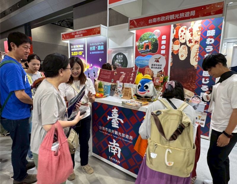 南市觀旅局參加日本旅展，現場發送旅遊資訊並與民眾互動，展現台南多元的文化與觀光特色.