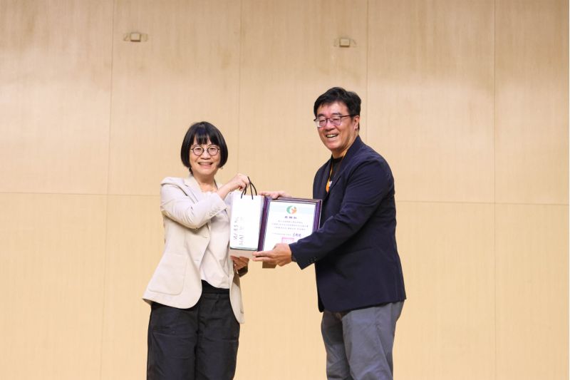 圖4.中華民國地理學會理事長宋郁玲(左)致贈感謝狀與禮品給高師大地理系