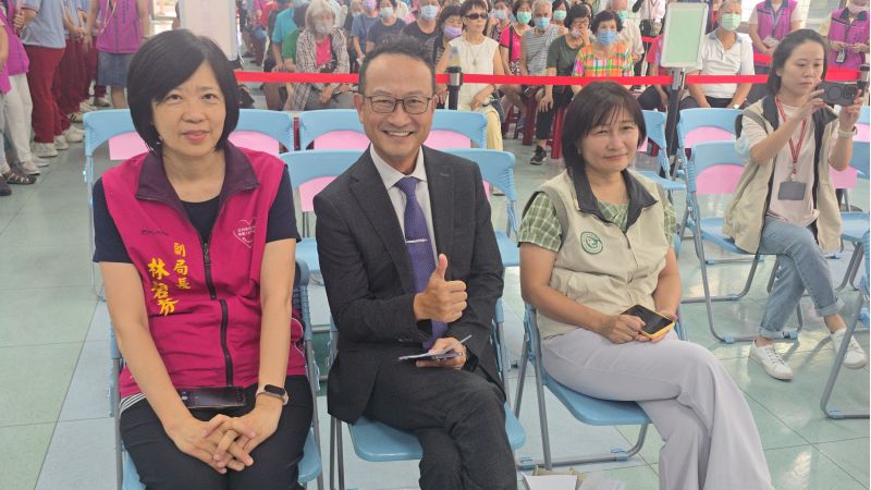 衛福部疾管署南區管制中心主任劉慧蓉(右)台南市衛生局副局長林碧芬(左)台南市診所協會理事長林士敦(中)合影 圖片來源:記者林清雲攝 衛福部疾管署南區管制中心主任劉慧蓉(右)台南市衛生局副局長林碧芬(左)台南市診所協會理事長林士敦(中)合影 圖片來源:記者林清雲攝