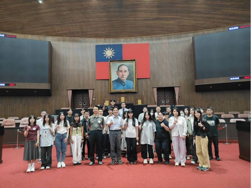 玄奘大學師生踏入國會殿堂,體驗民主運作。 圖片來源:玄奘大學 玄奘大學師生踏入國會殿堂,體驗民主運作。 圖片來源:玄奘大學