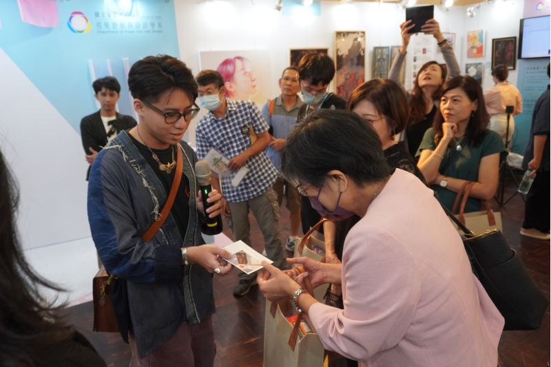 南大視設系蔡育恆同學向陳惠萍校長介紹作品理念，分享創作背後的文化思考與設計歷程.