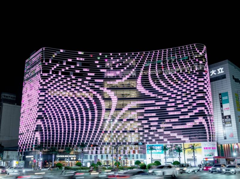 高雄多處熱門觀光景點熱烈響應加入點燈應援行列，紛紛亮起粉色燈海閃耀港都夜晚(圖為大立百貨、H2O水京棧國際酒店)。