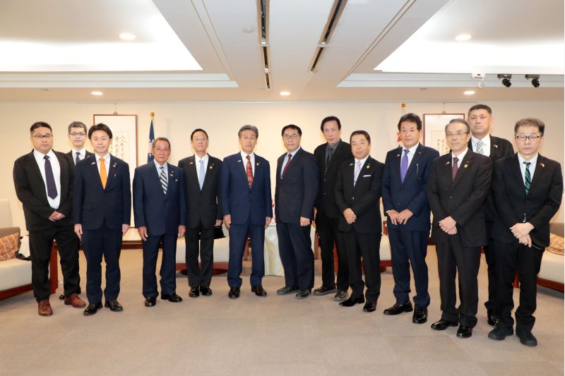 那珂市先﨑光市長（左六）偕木野廣宣議長（左五）拜會黃偉哲市長