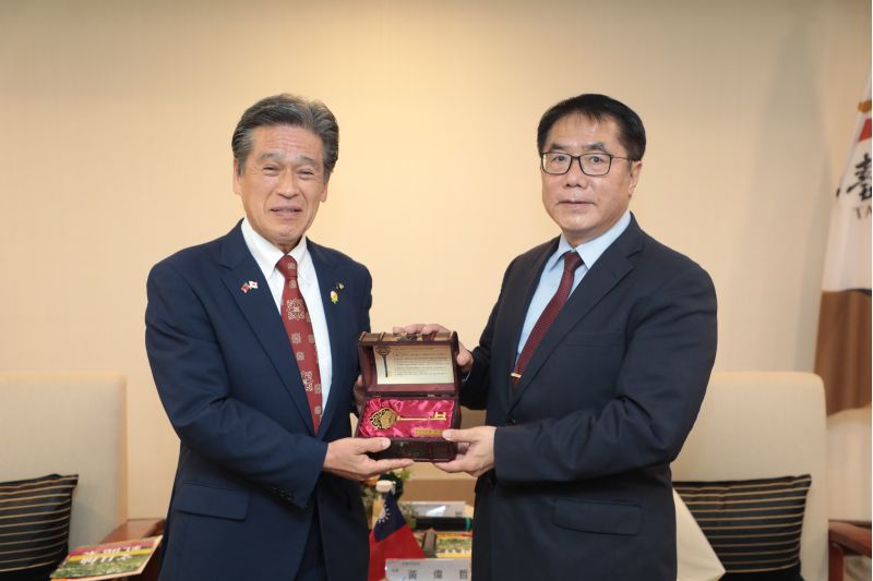 黃偉哲市長致贈台南市鑰給先﨑光市長 黃偉哲市長致贈台南市鑰給先﨑光市長