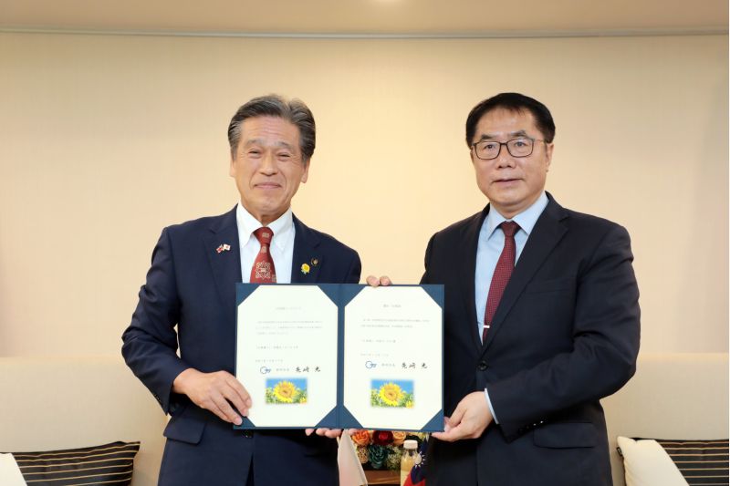 先﨑光市長致贈道路命名證書給黃偉哲市長 先﨑光市長致贈道路命名證書給黃偉哲市長
