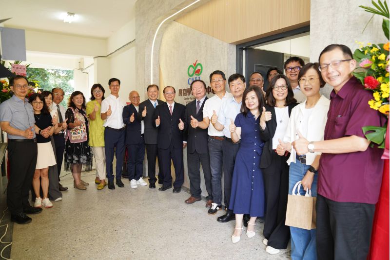 圖2.完成揭牌後王校長與出席貴賓歡喜合影 圖2.完成揭牌後王校長與出席貴賓歡喜合影