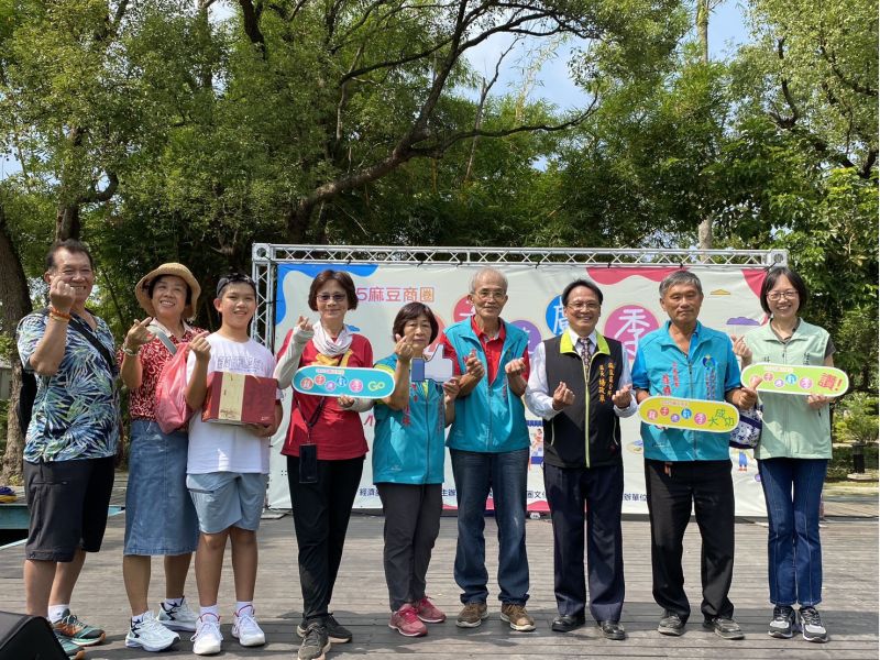 台南市麻豆區長楊政舉、麻豆商圈理事長陳瑞忠與來賓合影