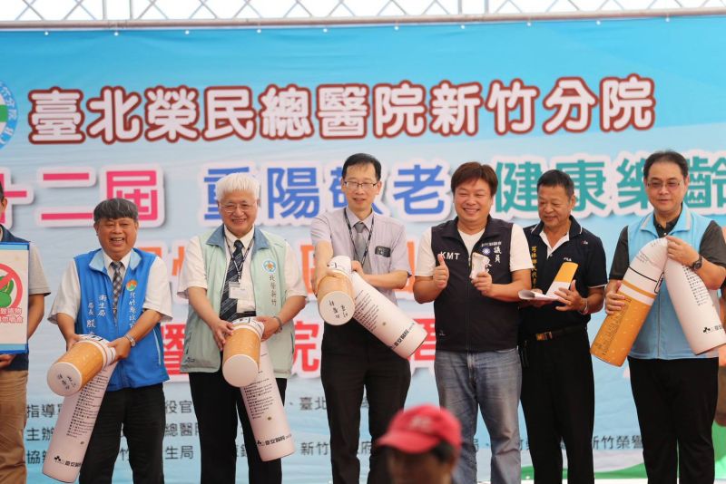 折菸活動-院長親自宣導健康促進與保健理念,呼籲同仁與民眾共同打造無菸、健康環境。  圖片來源:北榮新竹分院 折菸活動-院長親自宣導健康促進與保健理念,呼籲同仁與民眾共同打造無菸、健康環境。  圖片來源:北榮新竹分院