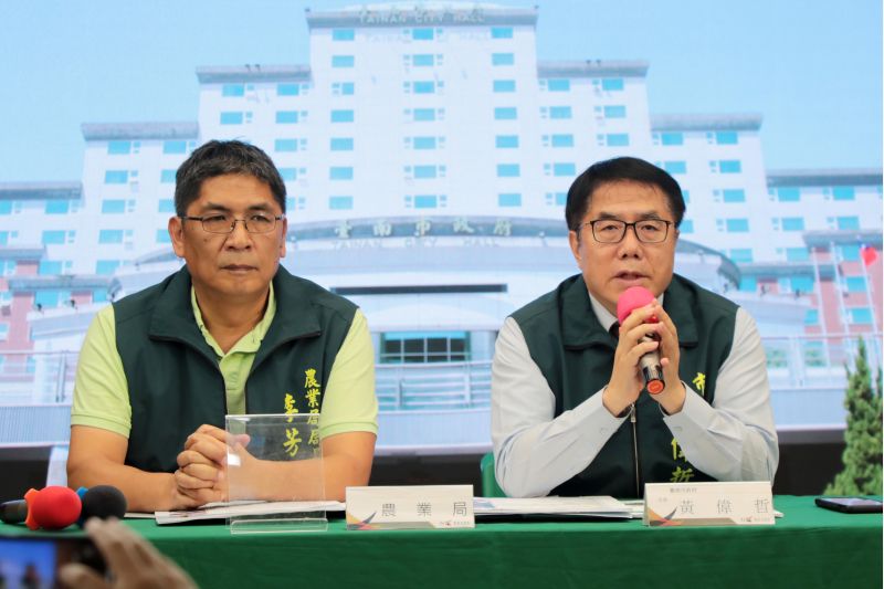 圖一：黃偉哲市長22日宣布，台南市將從第二預備金撥付1000萬元積極應對，全面啟動高規格防疫應變機制。