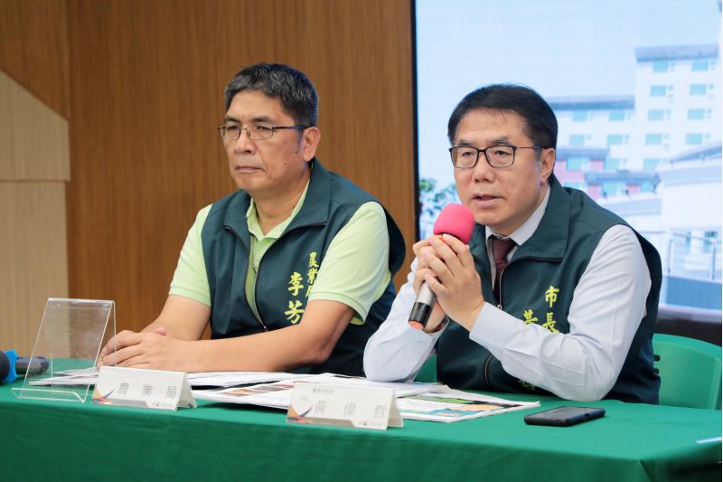 圖二：黃偉哲市長22日宣布，台南市將從第二預備金撥付1000萬元積極應對，全面啟動高規格防疫應變機制。