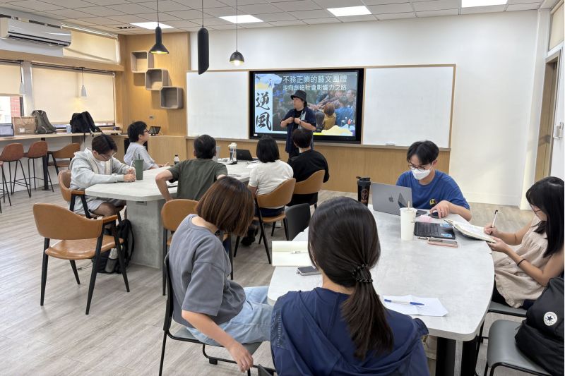 逆風劇團成瑋盛團長以「逆境青春的影響力之路」為題分享,帶領南大學生理解戲劇如何成為社會介入與改變的媒介。 逆風劇團成瑋盛團長以「逆境青春的影響力之路」為題分享,帶領南大學生理解戲劇如何成為社會介入與改變的媒介。