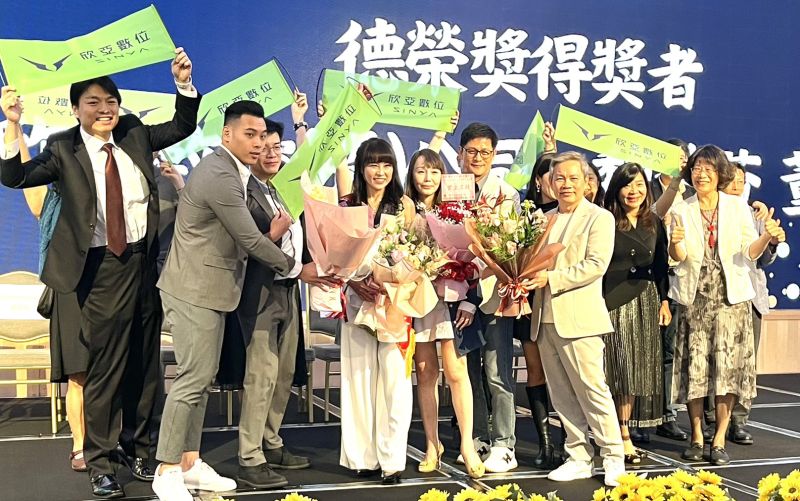 (圖一)欣亞數位科技董事長魏碧芬受頒獎表揚時台上致詞中表示欣亞數位現已全面佈局家用與商用市場,在以「電競」、「APPLE」、「網路資安」及「智慧軟體」等四大核心事業發展中將以專業服務為基礎,行銷創新為驅動並以務實的態度和可靠的品質贏得市場認同。 圖片來源:陳苗生.攝影提供 (圖一)欣亞數位科技董事長魏碧芬受頒獎表揚時台上致詞中表示欣亞數位現已全面佈局家用與商用市場,在以「電競」、「APPLE」、「網路資安」及「智慧軟體」等四大核心事業發展中將以專業服務為基礎,行銷創新為驅動並以務實的態度和可靠的品質贏得市場認同。 圖片來源:陳苗生.攝影提供