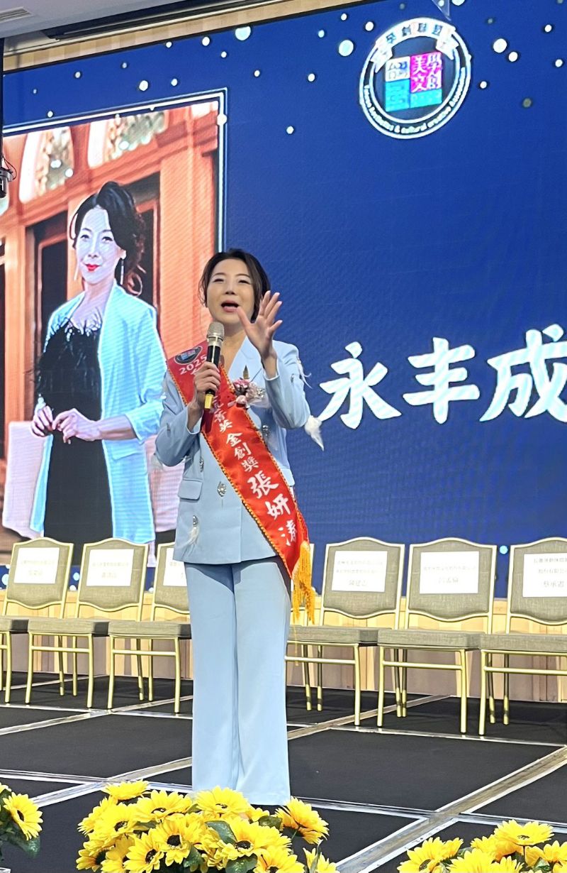 (圖二)為廠房升級規畫設計並提高效能與綠能轉化「永丰成資源股份有限公司」董事長張妍溱說永豐成資源在為永保台灣大地之美,減少工業污染,配合政府環保地球再利用節能方案成果顯然。 圖片來源:陳苗生.攝影提供 (圖二)為廠房升級規畫設計並提高效能與綠能轉化「永丰成資源股份有限公司」董事長張妍溱說永豐成資源在為永保台灣大地之美,減少工業污染,配合政府環保地球再利用節能方案成果顯然。 圖片來源:陳苗生.攝影提供