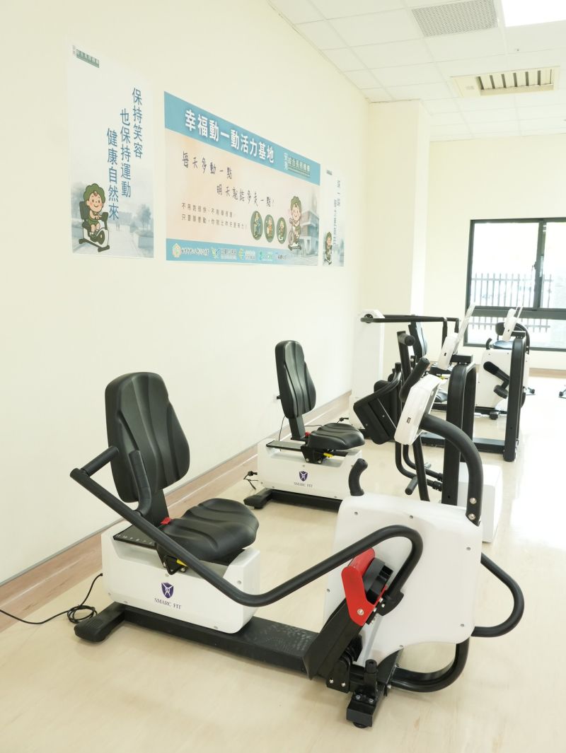 由比翼生醫串聯智慧照護廠商配置多項設備，能依長者體能提供個人化運動處方，結合雲端系統即時回饋運動成效，達到復健與健康促進兼具的目標。