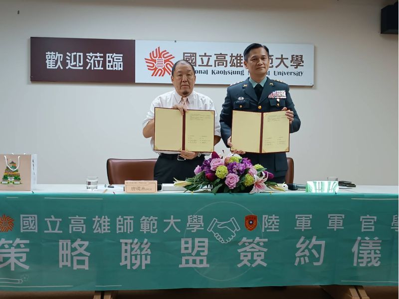 圖2.策略聯盟分別由唐副校長(左)與黃孫教育長代表簽署 圖2.策略聯盟分別由唐副校長(左)與黃孫教育長代表簽署