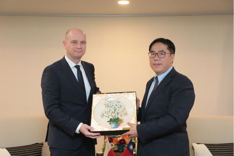 黃偉哲市長致贈蘭花領帶與台南伴手禮給畢爾斯基處長 黃偉哲市長致贈蘭花領帶與台南伴手禮給畢爾斯基處長