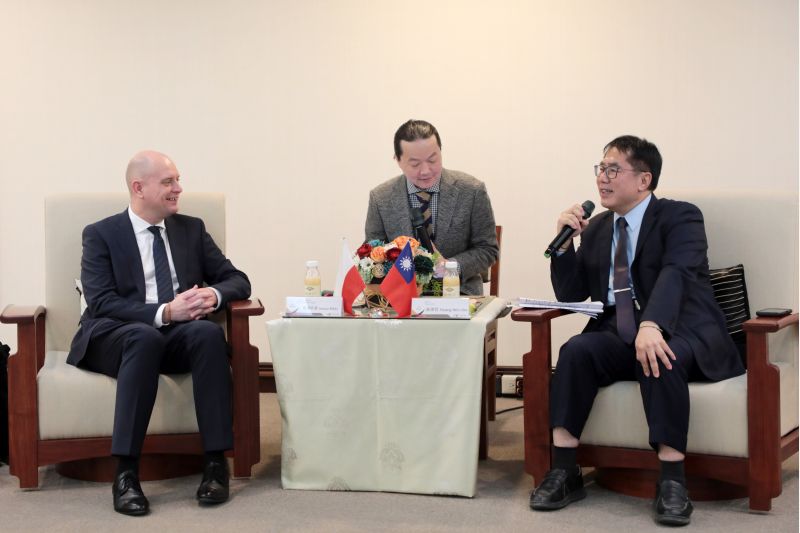 黃市長跟畢爾斯基處長熱絡交流討論 黃市長跟畢爾斯基處長熱絡交流討論