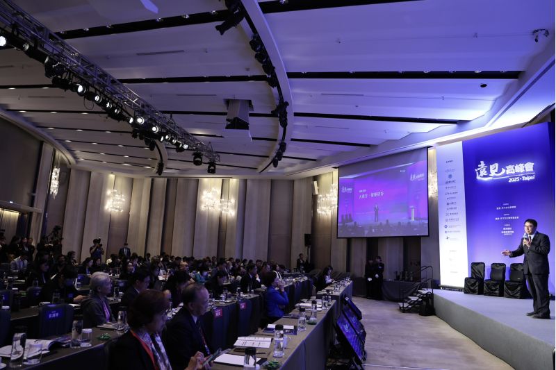 台南市長黃偉哲出席第23屆遠見高峰會,以「大南方.智慧矽谷」為題,盤點台南近年來的科技發展成就2 台南市長黃偉哲出席第23屆遠見高峰會,以「大南方.智慧矽谷」為題,盤點台南近年來的科技發展成就2