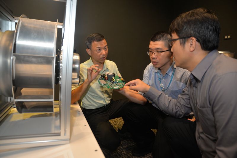 工研院研發團隊展示EC風扇核心驅控模組成果，已成功技轉傳恆綠能與聯昌電子，展現臺灣打造自主零稀土高效節能的技術實力。