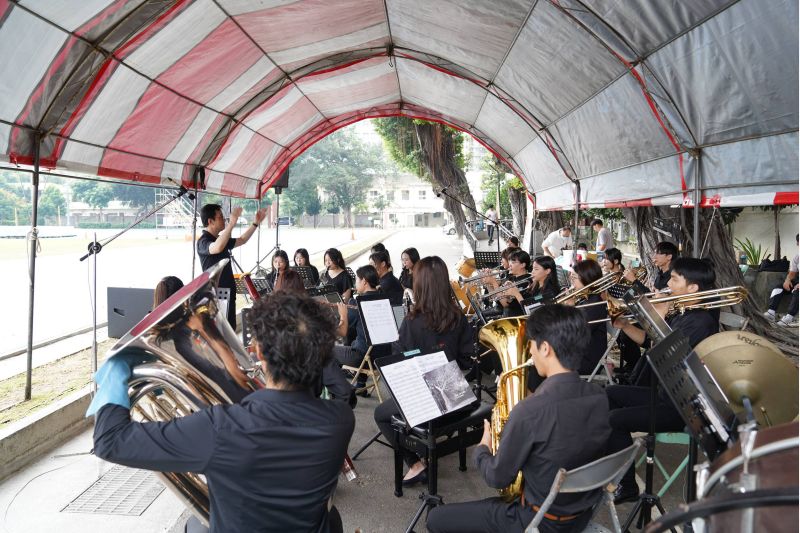 圖6.音樂系王戰主任指揮管樂團演奏精彩曲目