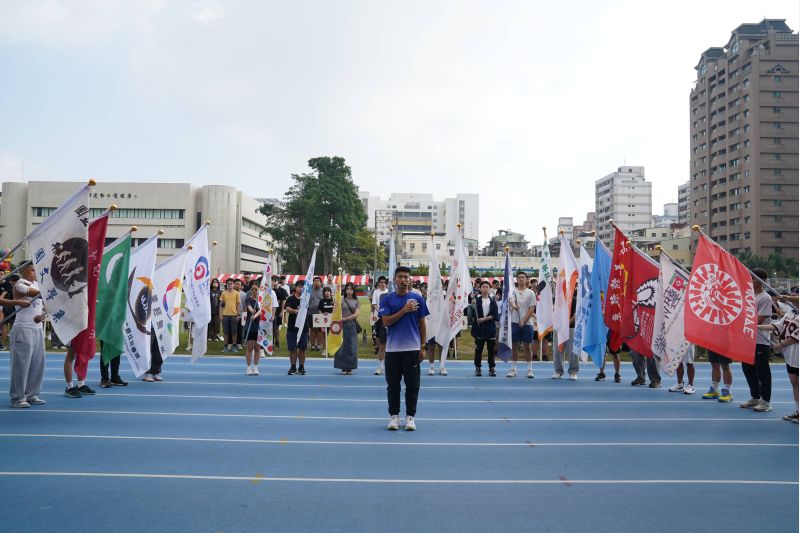 圖8.金牌選手體育系三年級林哲緯帶領運動員宣誓