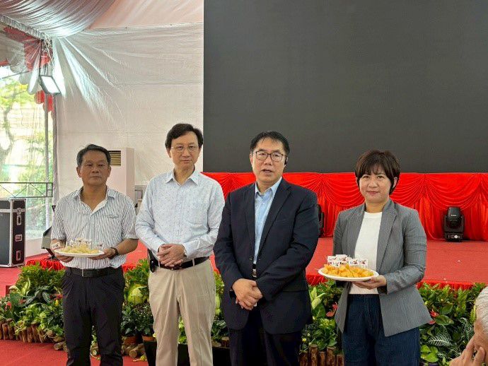 黃市長介紹台南洋香瓜以及大白柚的特點優勢