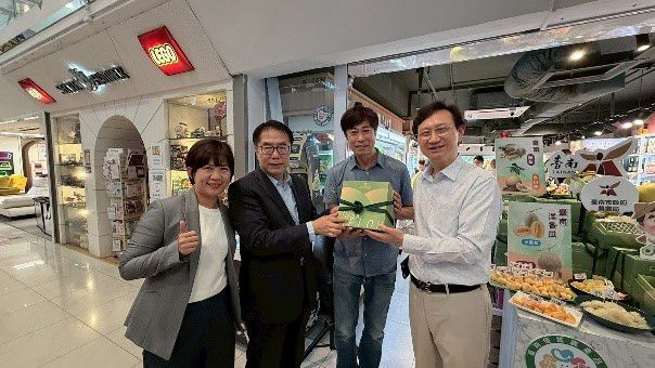 黃市長偕同後壁農會總幹事(左4), 新加坡知名藝人黃世南(右2)以及駐新加坡童振源大使(右1)一起行銷後壁洋香瓜