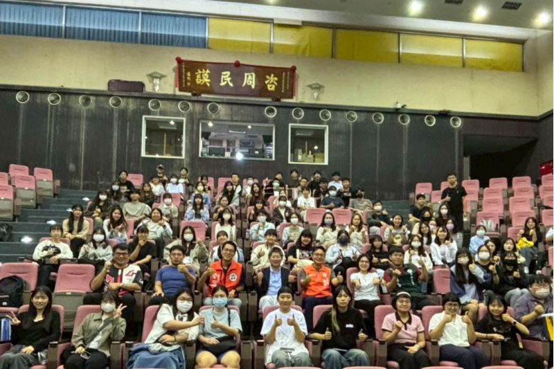 南大行政管理學系學生於臺南市議會合影,展現參與公共事務的熱忱。 南大行政管理學系學生於臺南市議會合影,展現參與公共事務的熱忱。