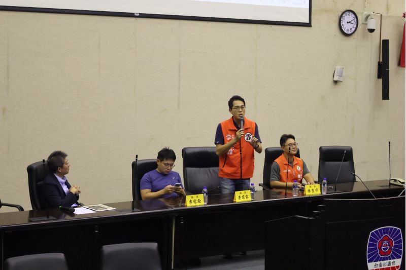 議員回應南大學生提問,分享問政經驗與地方政治實務觀察。 議員回應南大學生提問,分享問政經驗與地方政治實務觀察。