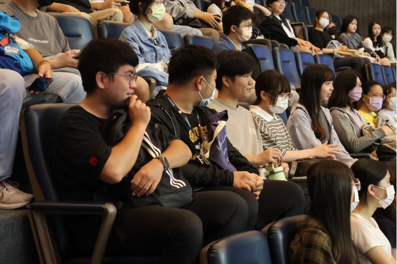 南大行管系學生於市議會四樓旁聽席觀摩議員質詢,體驗議事運作過程。 南大行管系學生於市議會四樓旁聽席觀摩議員質詢,體驗議事運作過程。