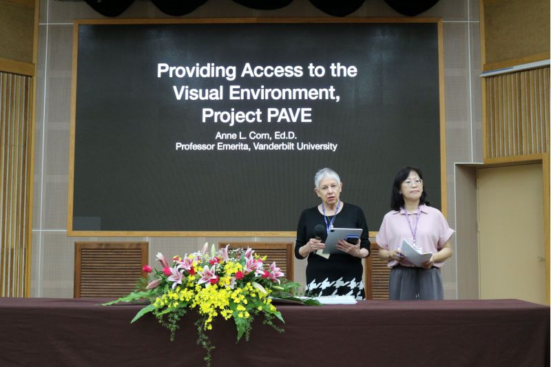 美國 Dr. Anne Corn 教授於南大研討會分享 PAVE 教育模式與實踐經驗。 美國 Dr. Anne Corn 教授於南大研討會分享 PAVE 教育模式與實踐經驗。