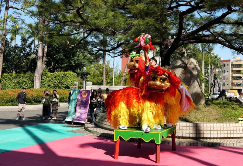 南大民俗體育隊以《鼓韻流鈴轉·笑獅慶南大》登場,鼓陣、扯鈴與北獅齊現,展現紮實訓練成果。. 南大民俗體育隊以《鼓韻流鈴轉·笑獅慶南大》登場,鼓陣、扯鈴與北獅齊現,展現紮實訓練成果。.