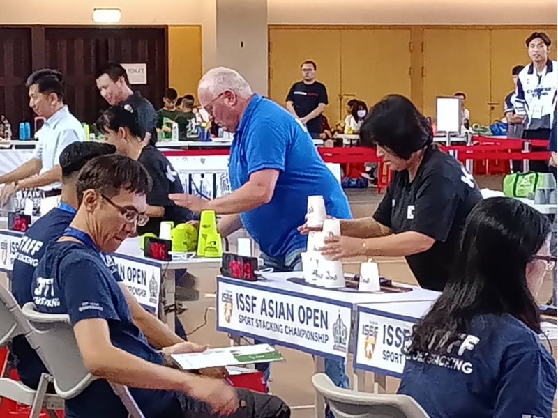 德國競技疊杯運動總會副會長André Ferdinand Balz下場競技