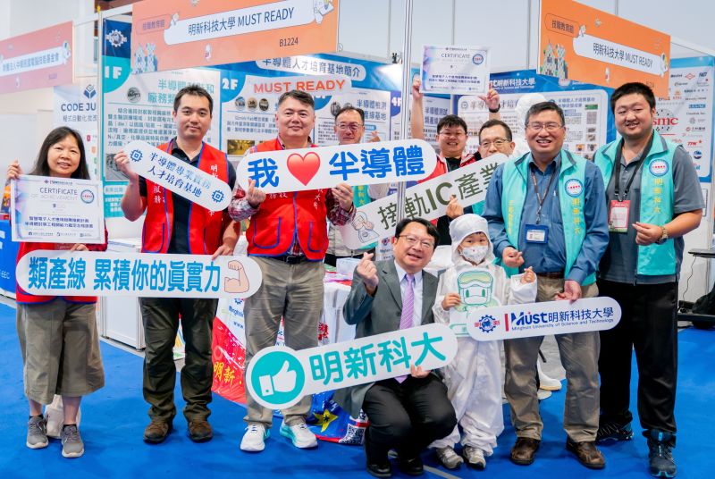 明新科技大學呂明峯校長(前排左一)於展區與參與無塵衣體驗的小朋友及半導體學院團隊合影,讓民眾近距離體驗半導體廠區的實際作業情境。 圖片來源:明新科大 明新科技大學呂明峯校長(前排左一)於展區與參與無塵衣體驗的小朋友及半導體學院團隊合影,讓民眾近距離體驗半導體廠區的實際作業情境。 圖片來源:明新科大