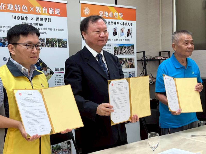 圖2.產官學三方代表-王政彥校長(中)、梅兆平區長及吳參貴董事長簽署合作協議書 圖2.產官學三方代表-王政彥校長(中)、梅兆平區長及吳參貴董事長簽署合作協議書