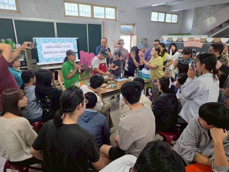 圖5.大學生熱情投入課程,完成田寮在地香腸體驗 圖5.大學生熱情投入課程,完成田寮在地香腸體驗