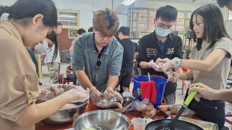 圖6.田寮肉香食堂體驗,大學生親手灌製在地香腸 圖6.田寮肉香食堂體驗,大學生親手灌製在地香腸